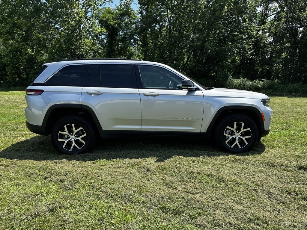 Used 2025 Jeep Grand Cherokee Limited w/ Luxury Tech Group II image 5