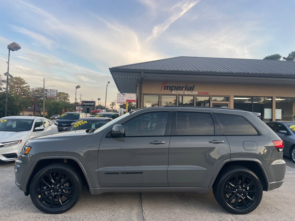 Used 2020 Jeep Grand Cherokee Altitude image 2