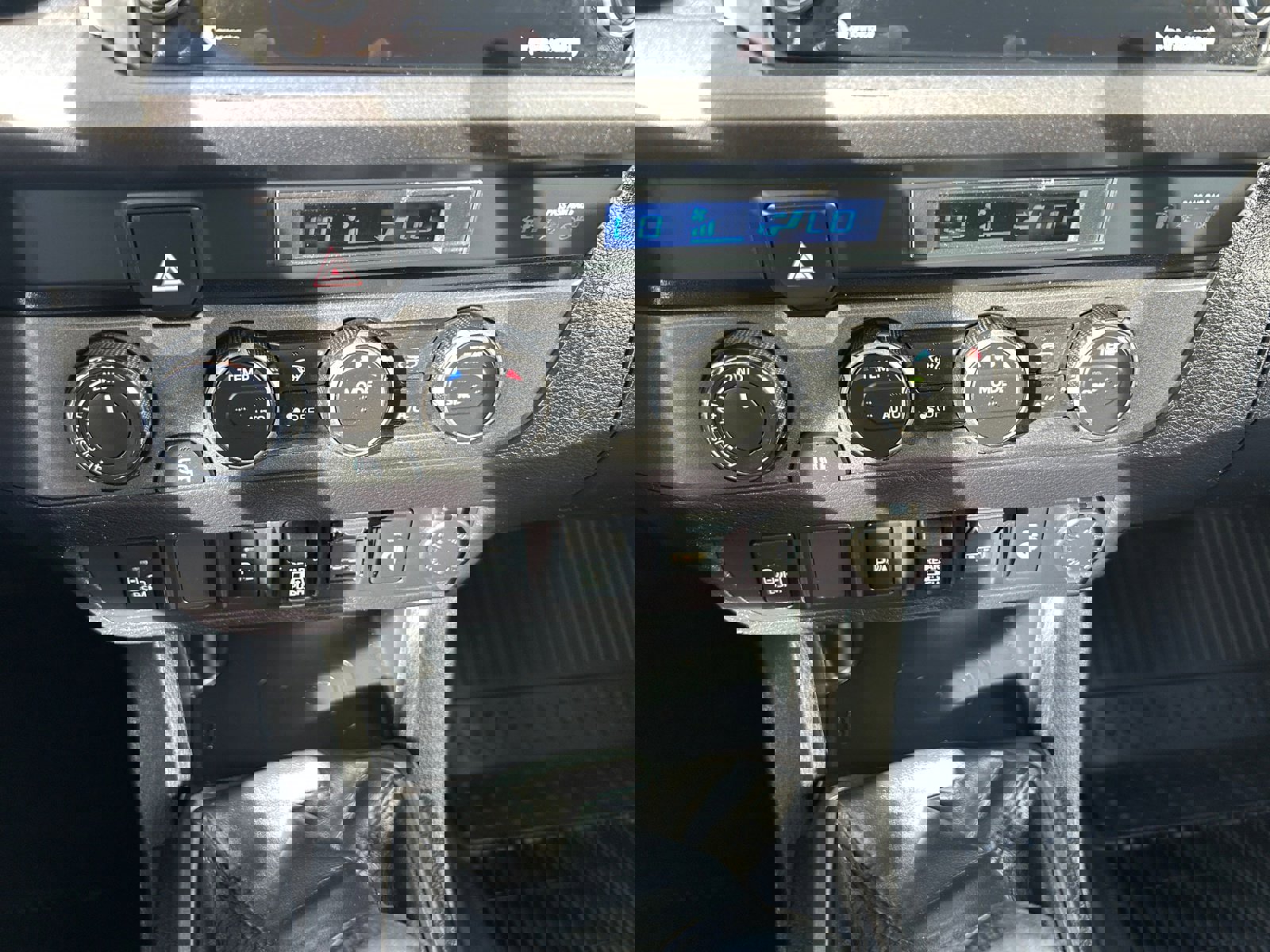 Used 2022 Toyota Tacoma TRD Off-Road w/ Technology Package image 21