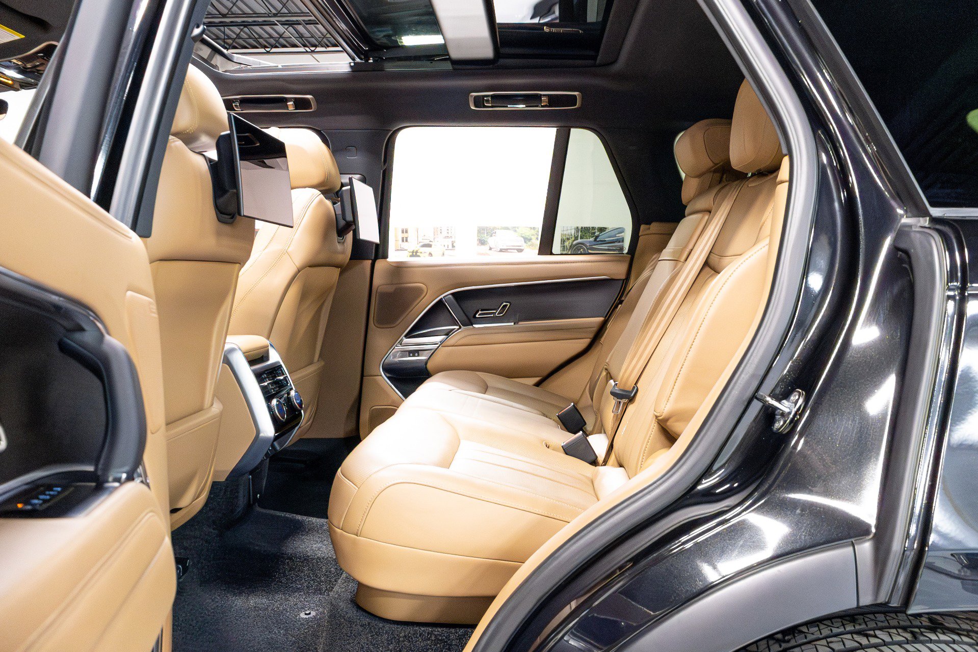 Used 2024 Land Rover Range Rover SE image 12