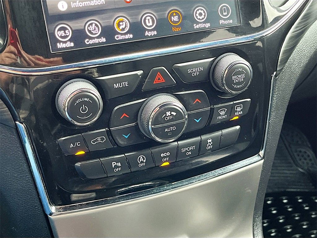 Used 2021 Jeep Grand Cherokee Laredo X image 16