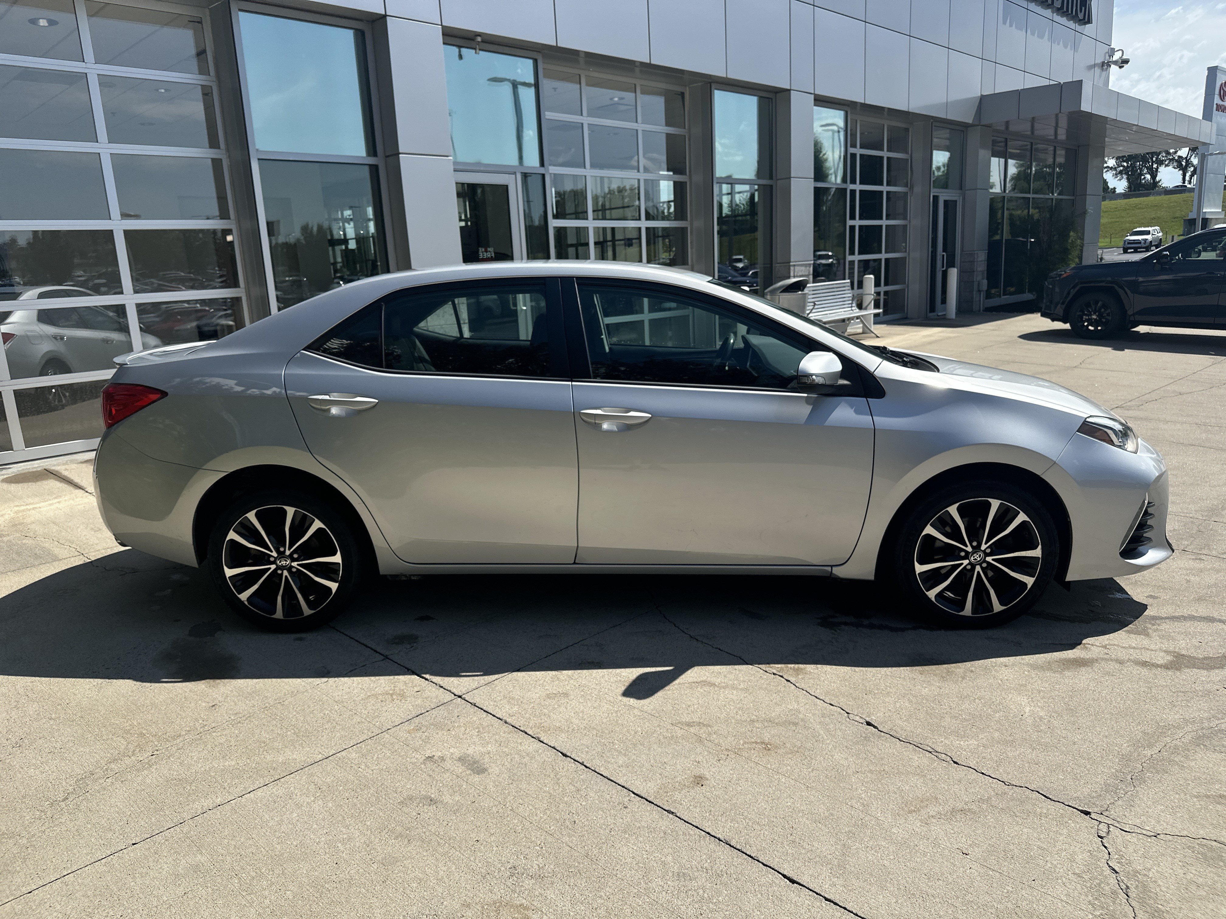 Used 2017 Toyota Corolla SE w/ Carpet Mat Package (TMS) FWD image 9