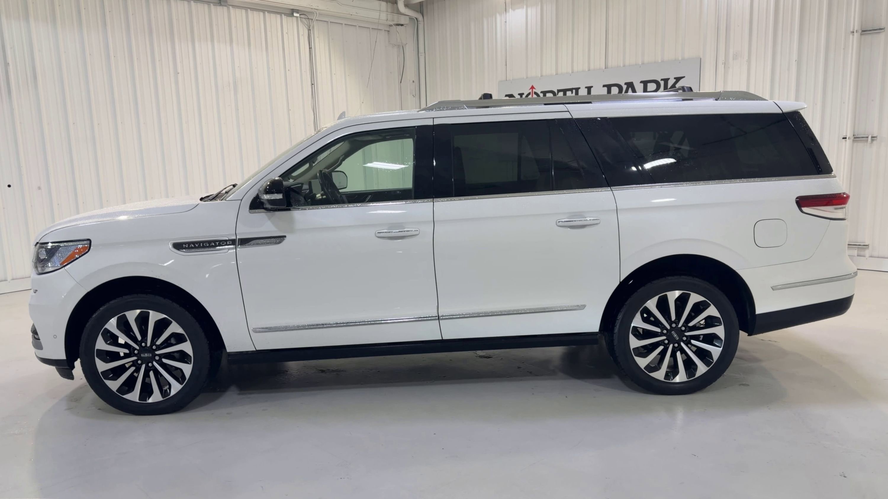 Used 2023 Lincoln Navigator L Reserve AWD/4WD image 6