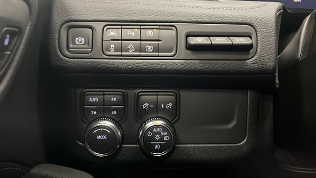 Used 2024 GMC Yukon XL Denali AWD/4WD image 34