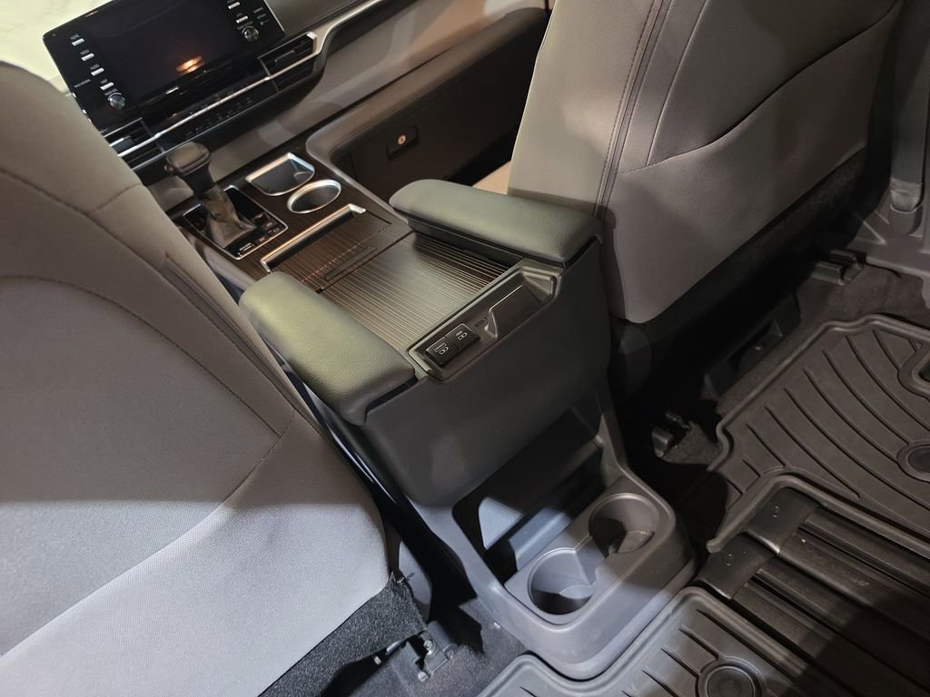 Used 2021 Toyota Sienna LE FWD image 21