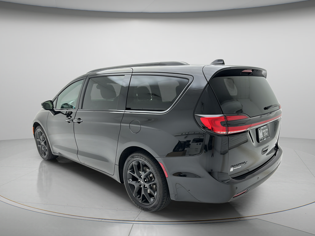 Used 2025 Chrysler Pacifica Limited FWD image 6