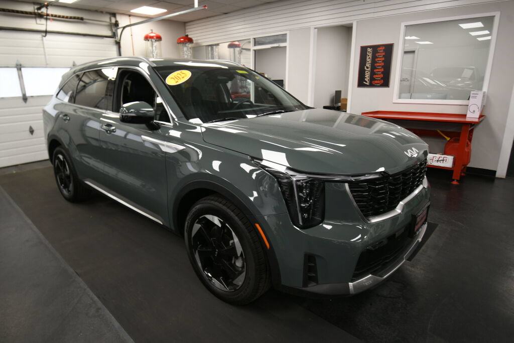 Used 2025 Kia Sorento EX AWD/4WD image 2