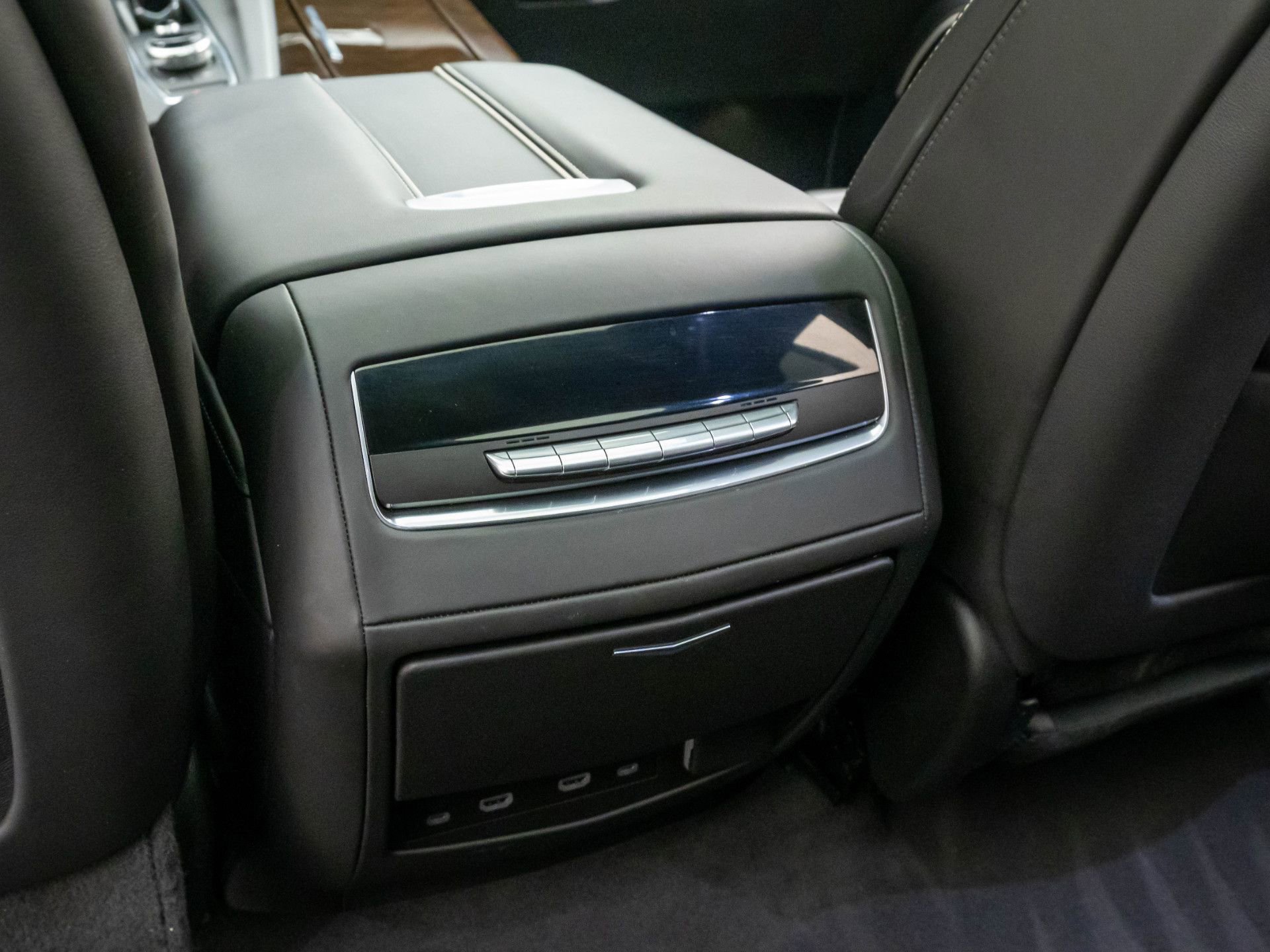 Certified 2024 Cadillac Escalade ESV Premium Luxury Platinum w/ Heavy-Duty Trailer Package image 23