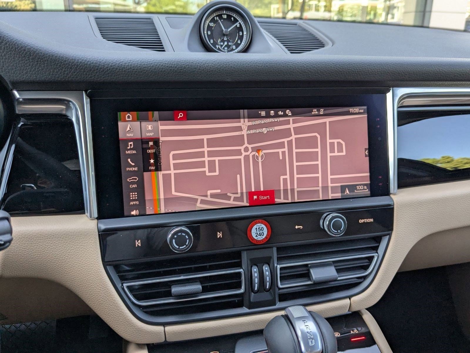 Certified 2025 Porsche Macan image 17