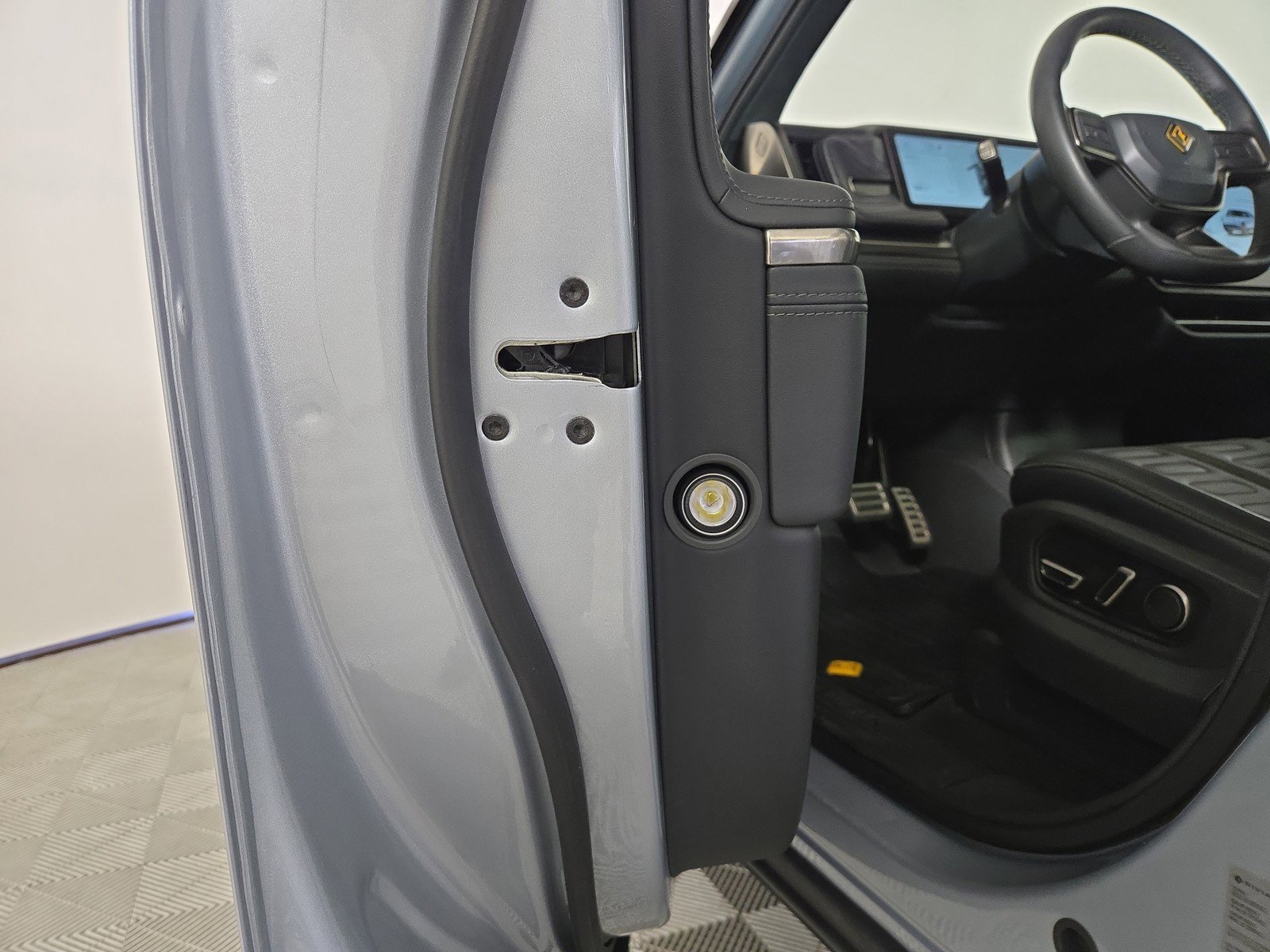 Used 2024 Rivian R1S Adventure image 32