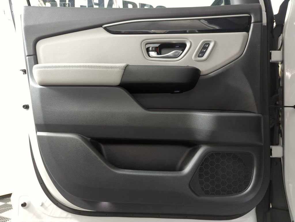 Certified 2025 Honda Pilot Touring image 9