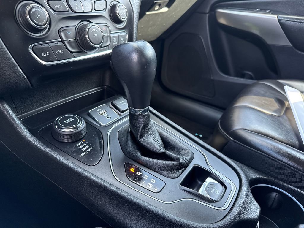 Used 2019 Jeep Cherokee Latitude Plus AWD/4WD image 21