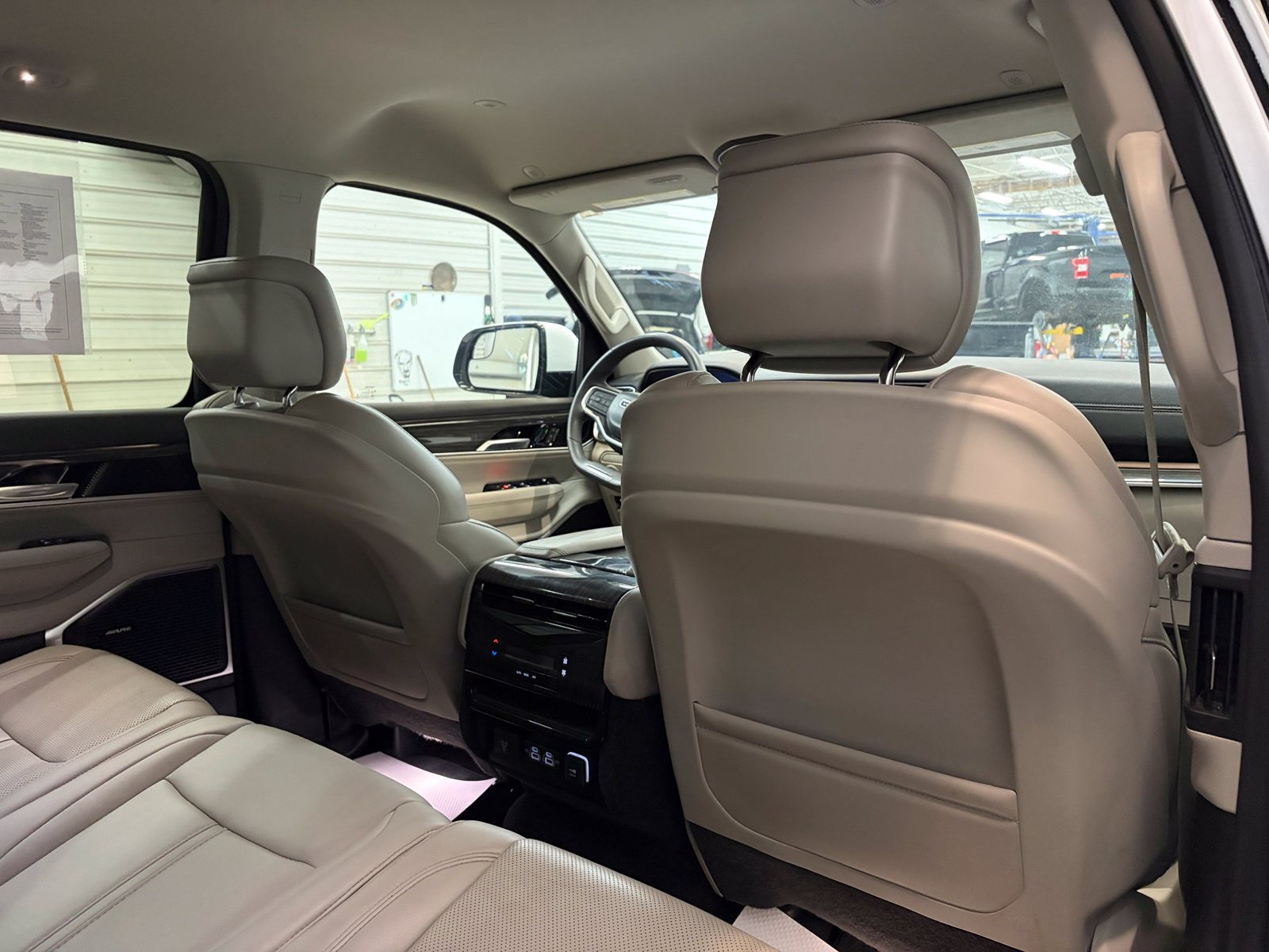 Used 2022 Jeep Wagoneer Series II AWD/4WD image 31