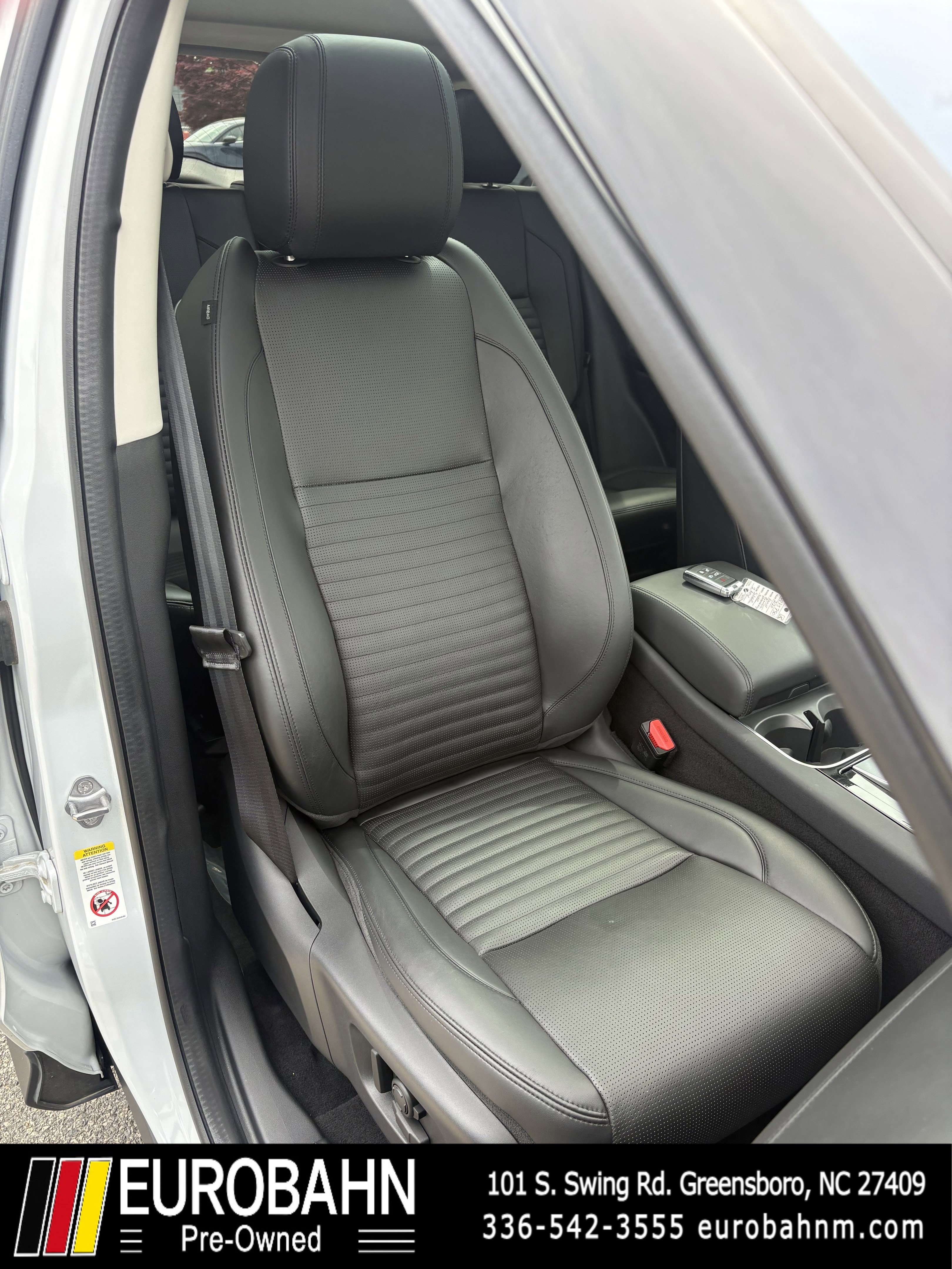 Used 2020 Land Rover Discovery Sport SE image 14