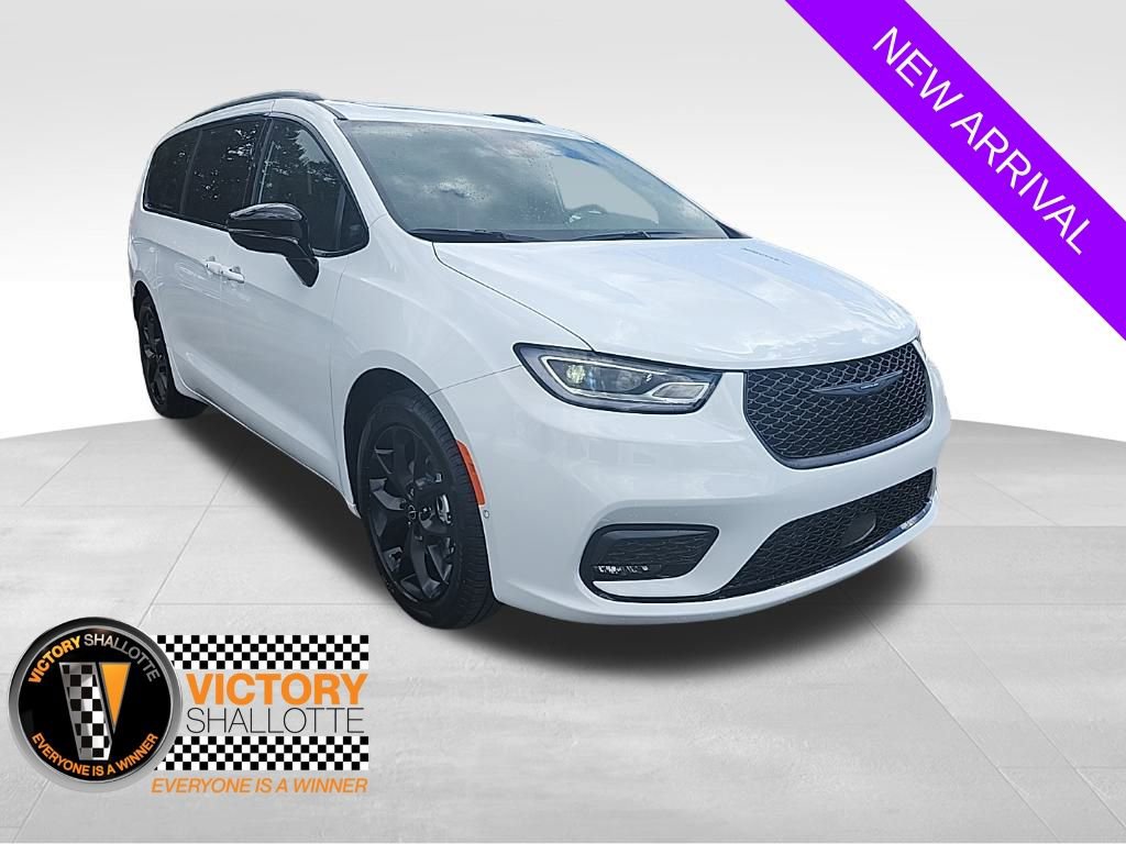 New 2026 Chrysler Pacifica Limited image 1