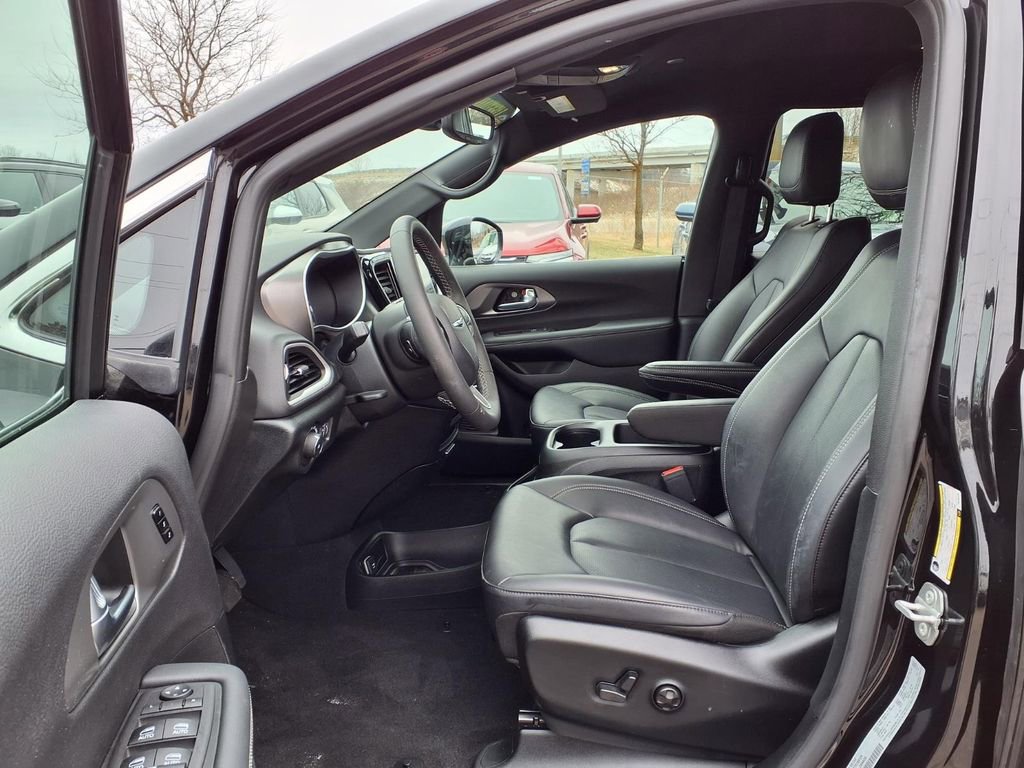 Used 2026 Chrysler Pacifica Select image 13