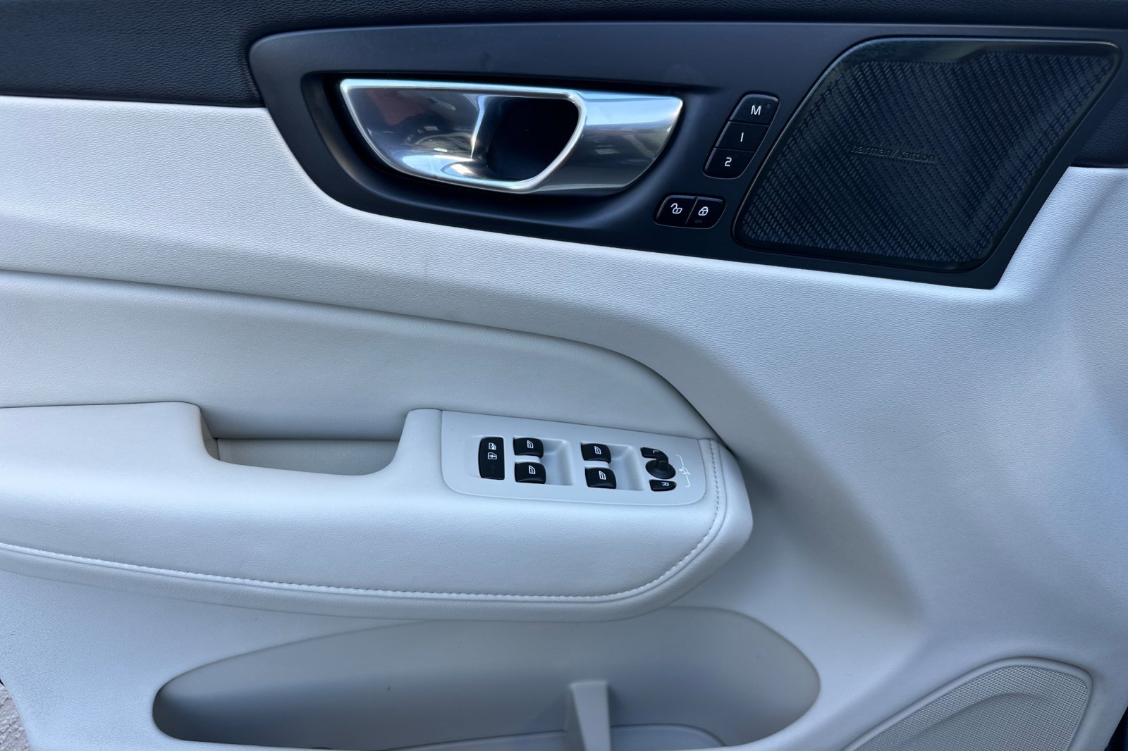 Certified 2023 Volvo XC60 B5 Ultimate w/ Protection Package Premier image 11