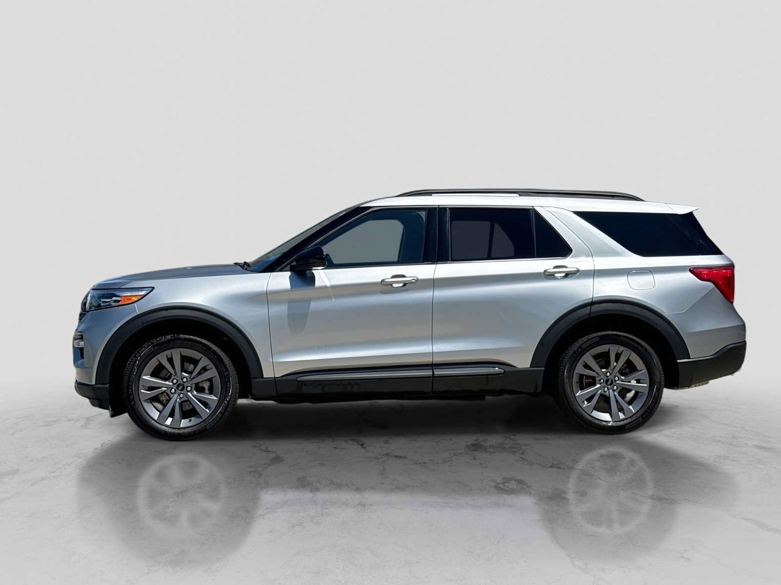 Used 2022 Ford Explorer XLT w/ Equipment Group 202A AWD/4WD image 3