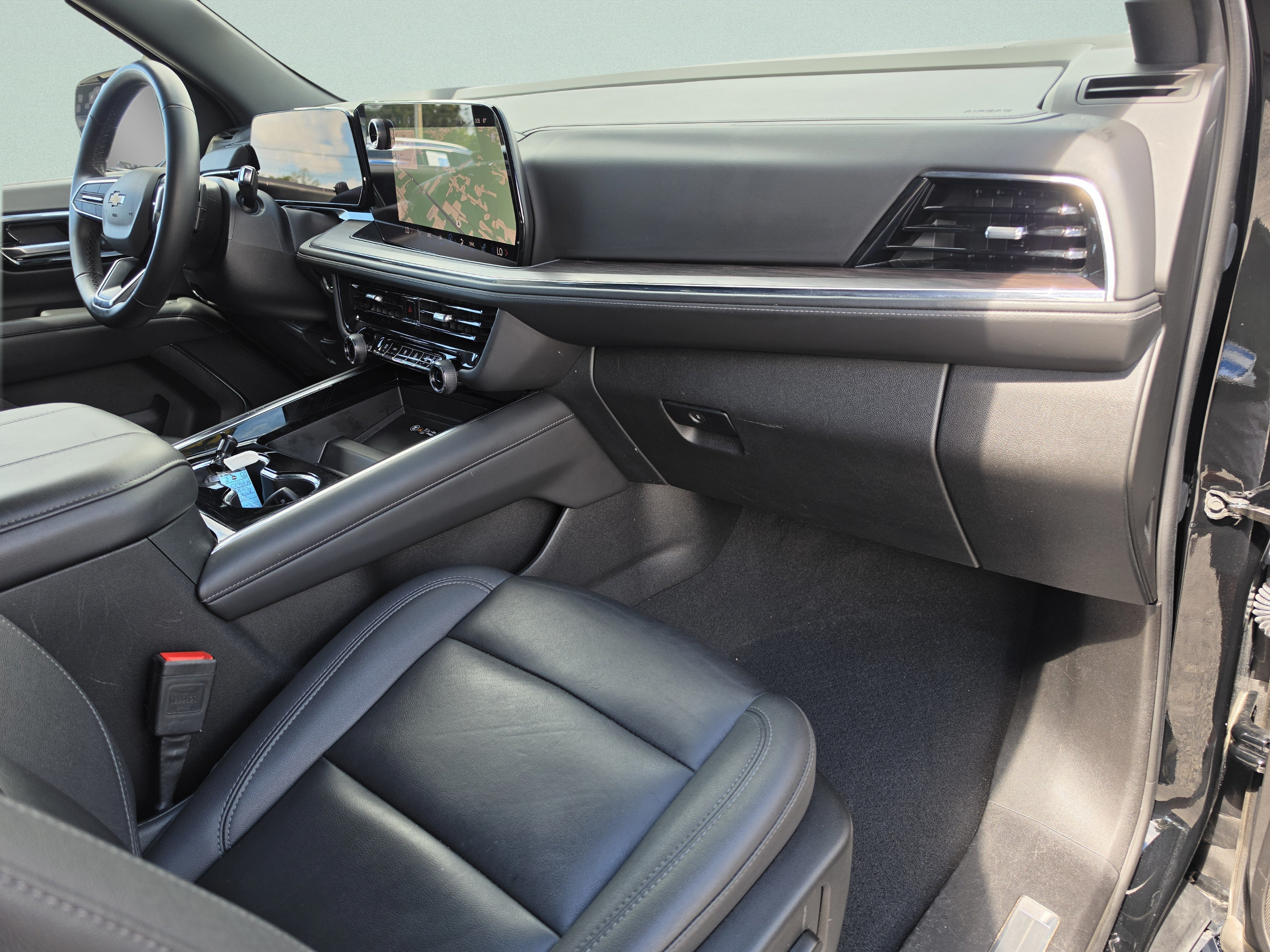 Used 2025 Chevrolet Suburban LT RWD image 18