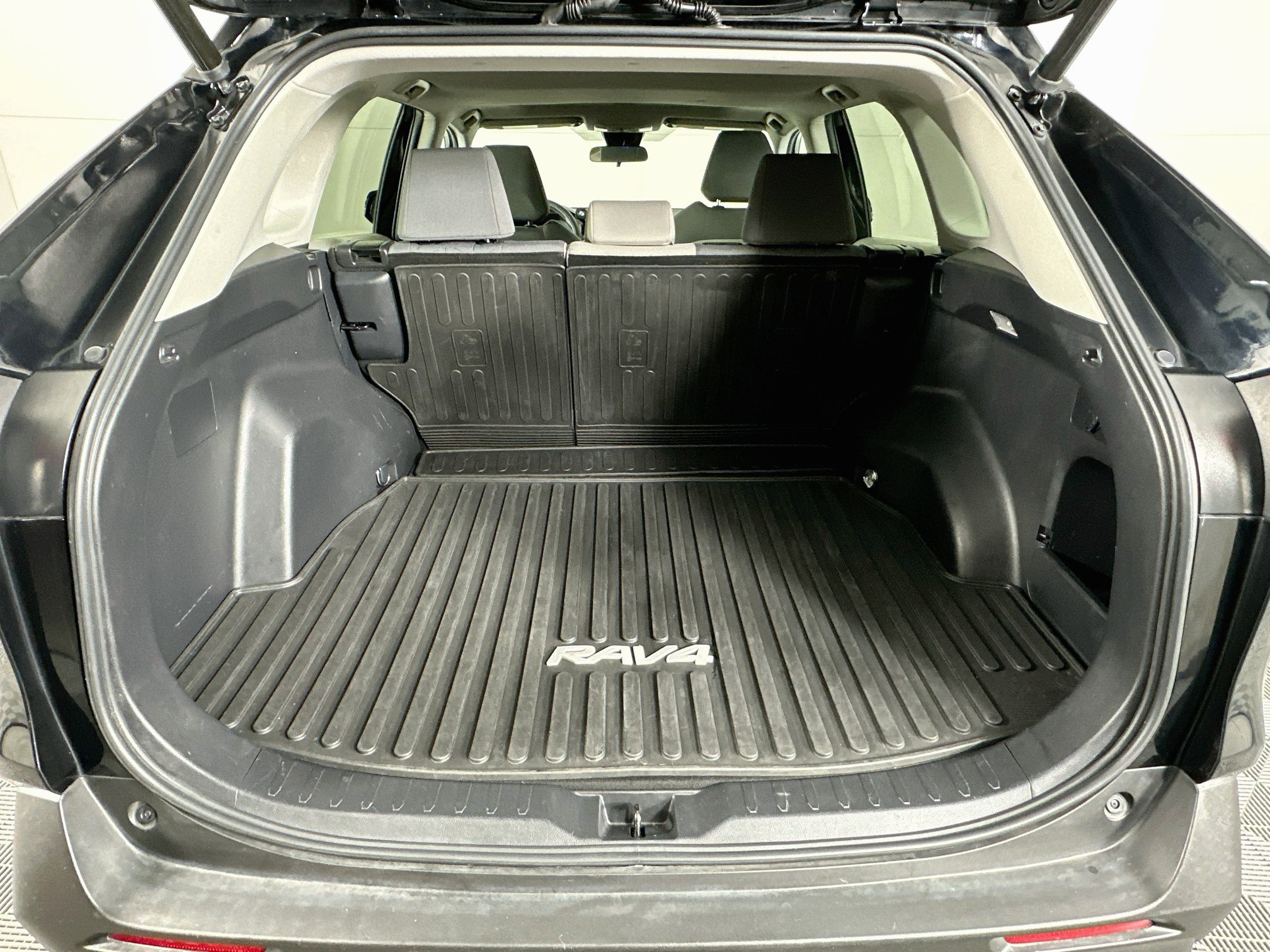 Used 2021 Toyota RAV4 XLE w/ Convenience Package FWD image 30