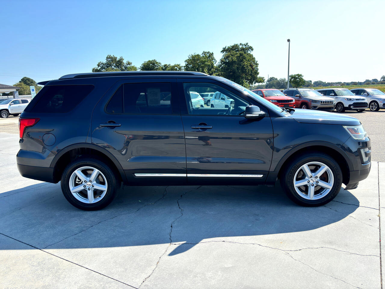 Used 2017 Ford Explorer XLT image 3