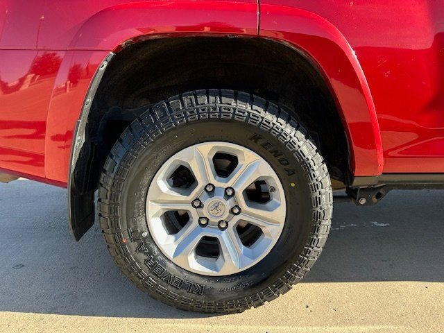 Used 2019 Toyota 4Runner SR5 AWD/4WD image 9