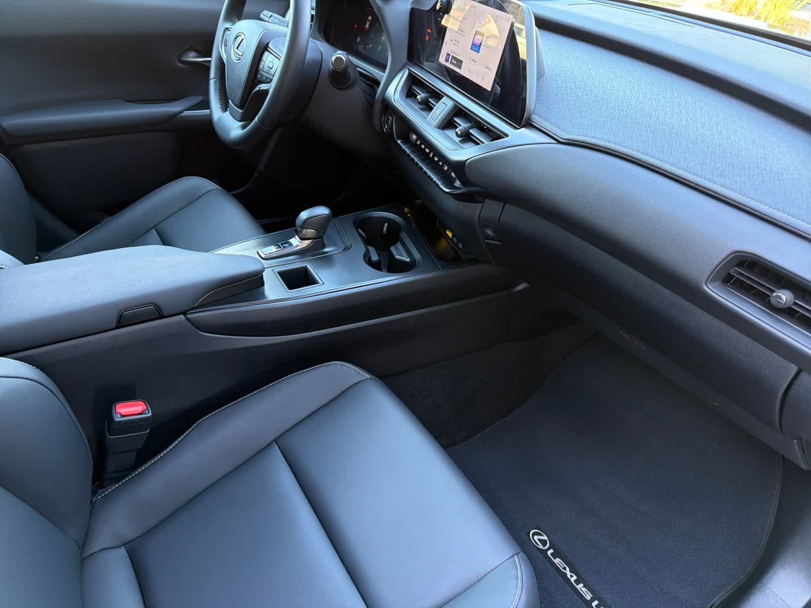 Certified 2025 Lexus UX 300h FWD w/ Accessory Package (Z2) image 17