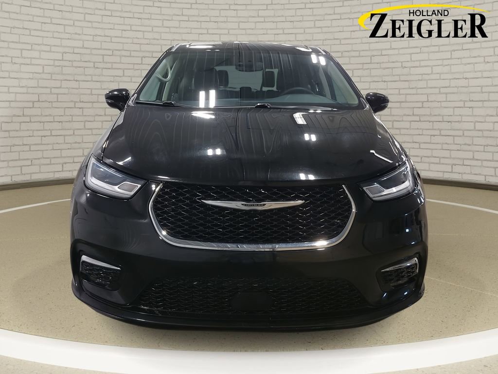 Used 2024 Chrysler Pacifica Touring-L image 2