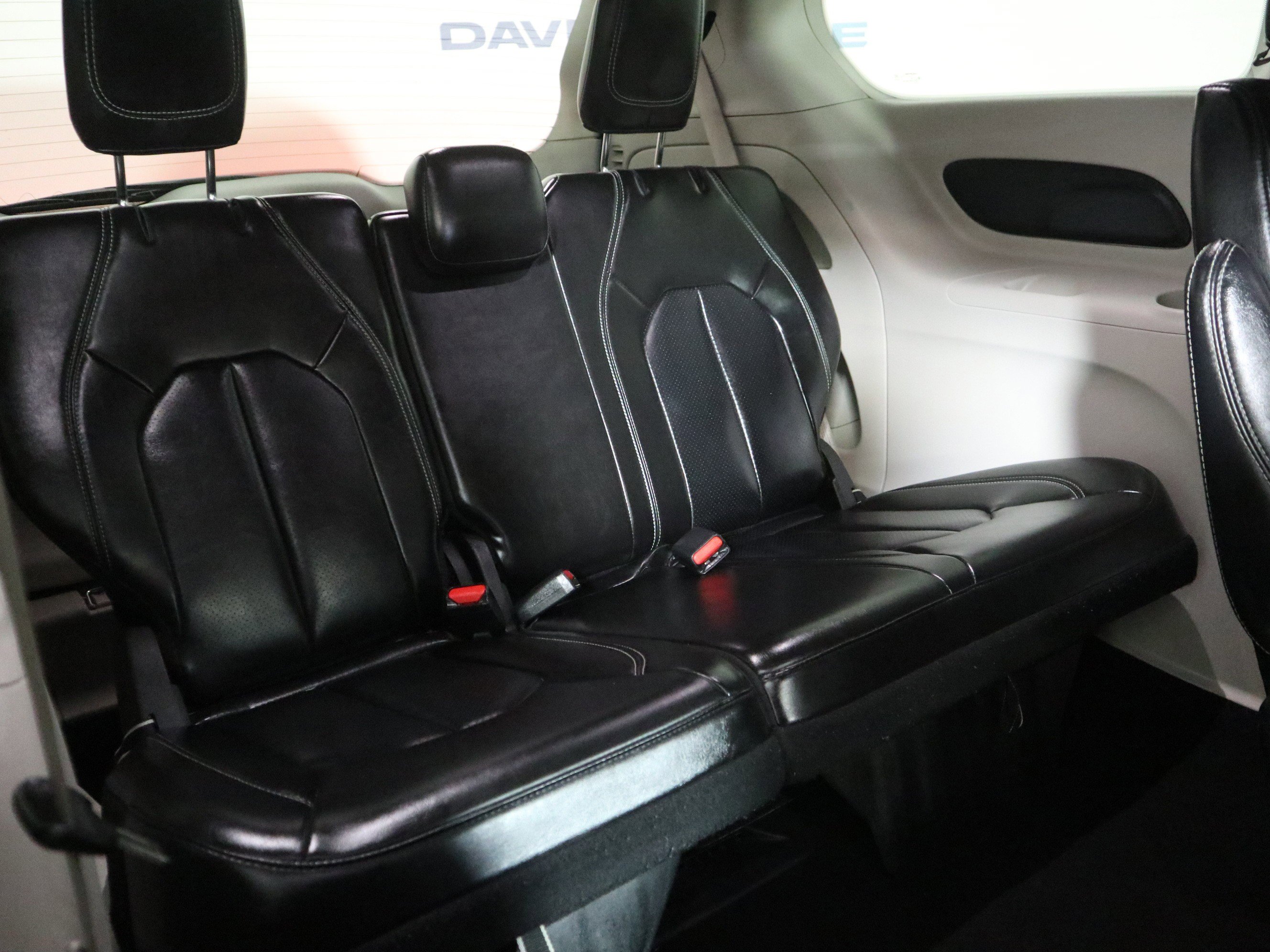 Used 2023 Chrysler Pacifica Touring-L image 21