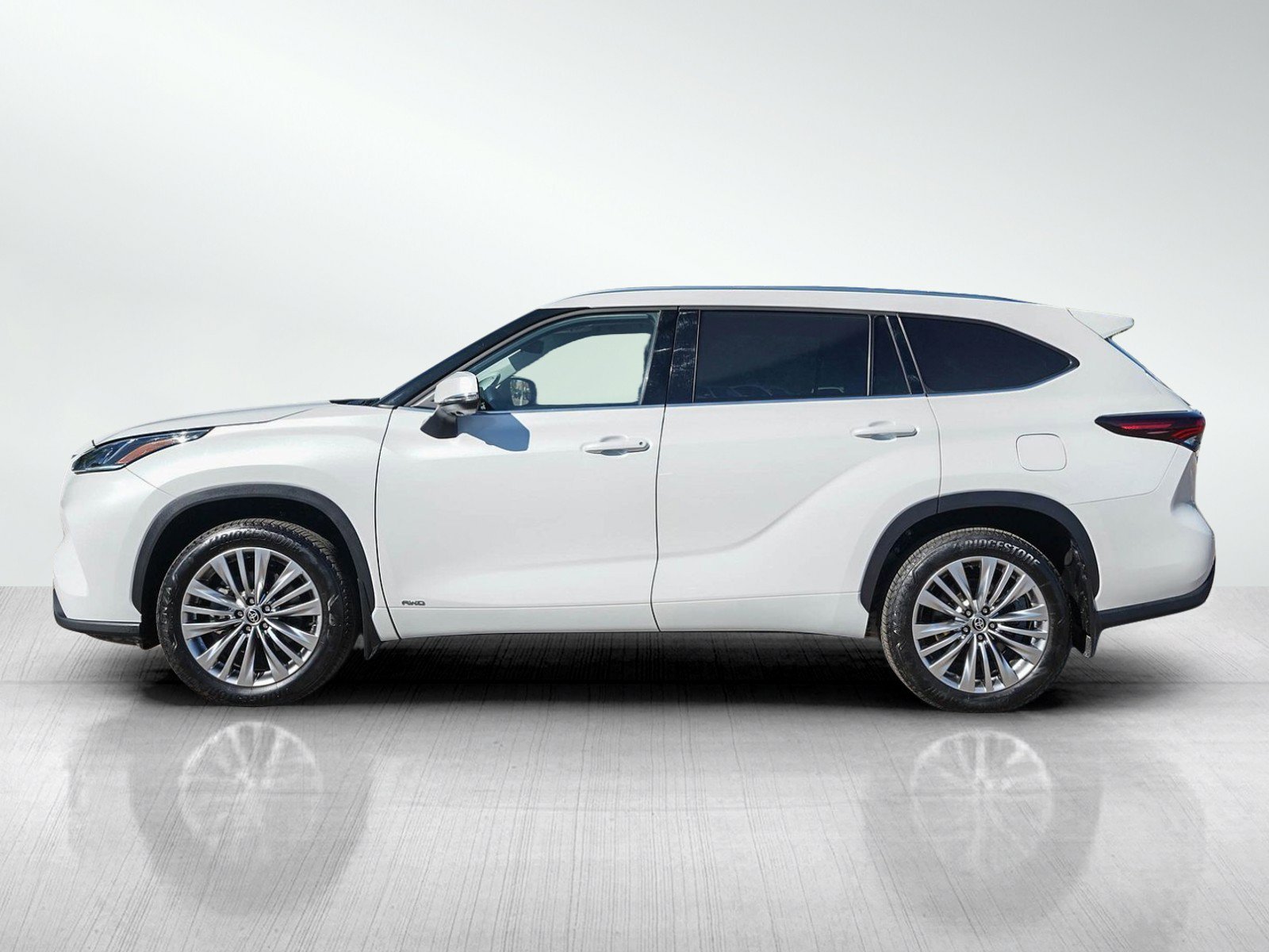 Used 2025 Toyota Highlander Platinum AWD/4WD image 2