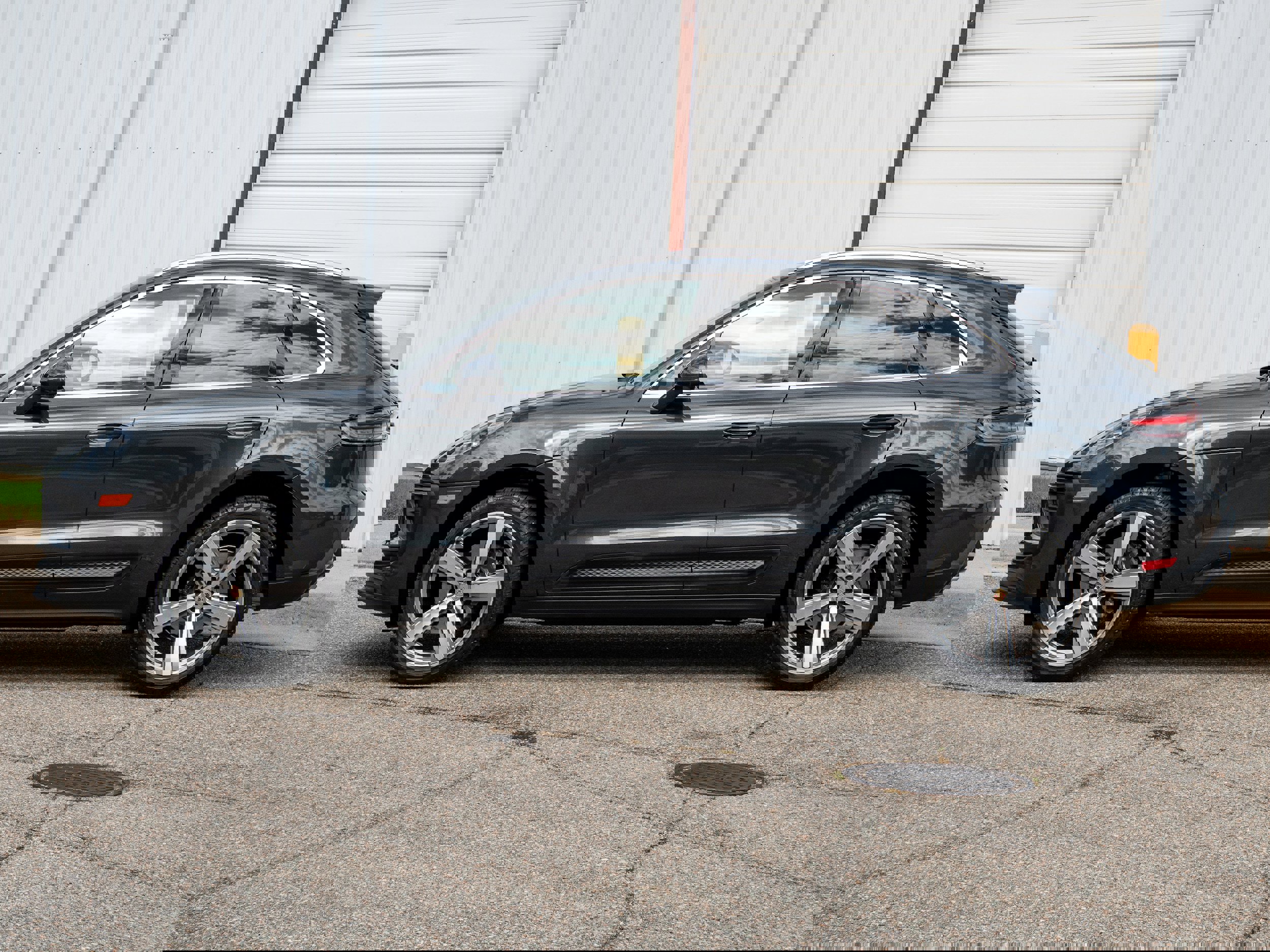 Used 2024 Porsche Macan image 2