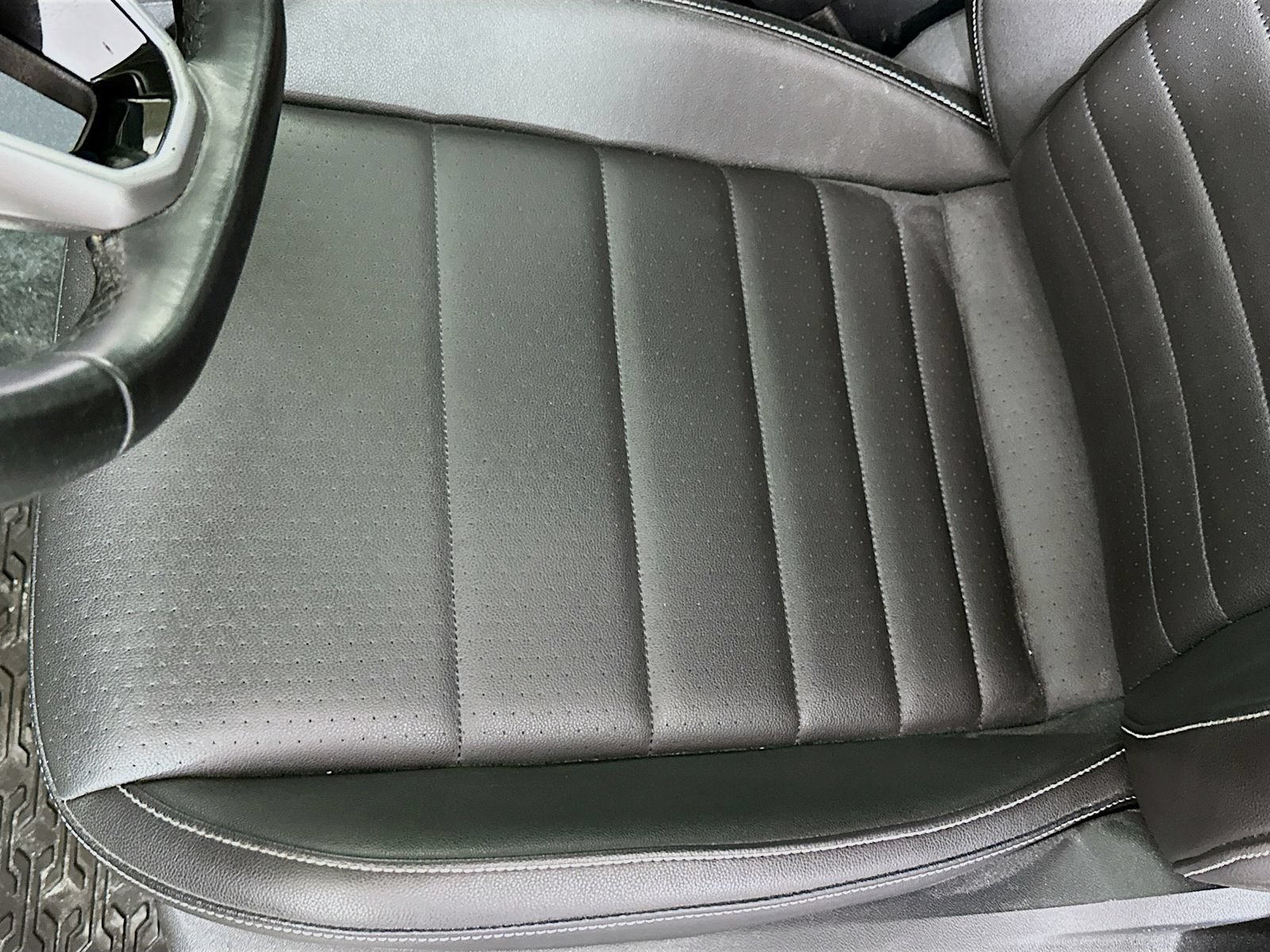 Used 2024 Volkswagen Jetta SE FWD image 19