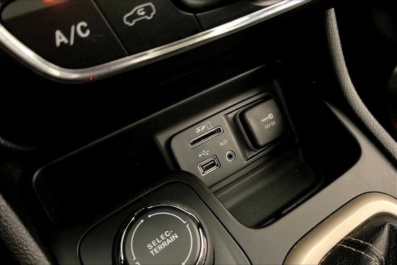 Used 2017 Jeep Cherokee Limited image 16