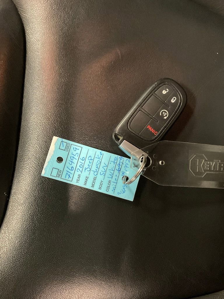 Used 2016 Jeep Cherokee Limited image 36