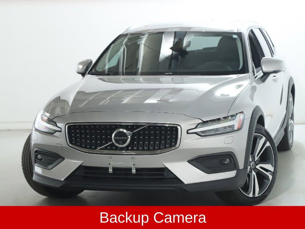Used 2025 Volvo V60 B5 Cross Country Plus image 4
