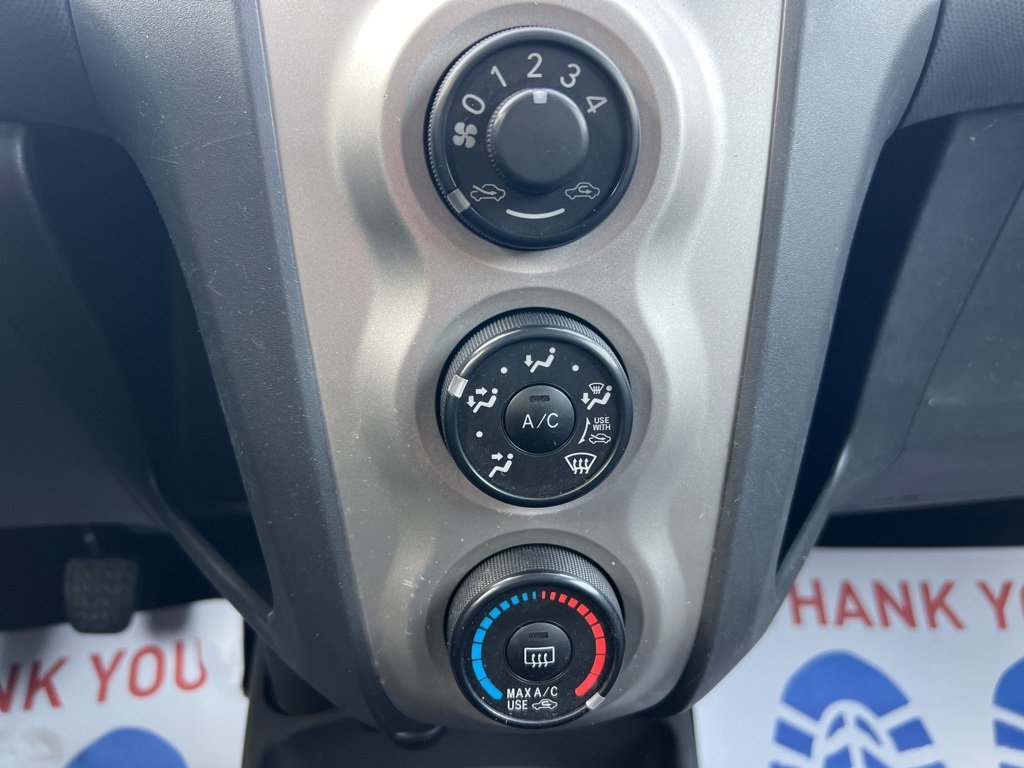 Used 2010 Toyota Yaris 2-Door Hatchback image 30