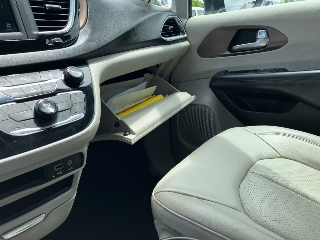 Used 2019 Chrysler Pacifica Touring-L FWD image 26