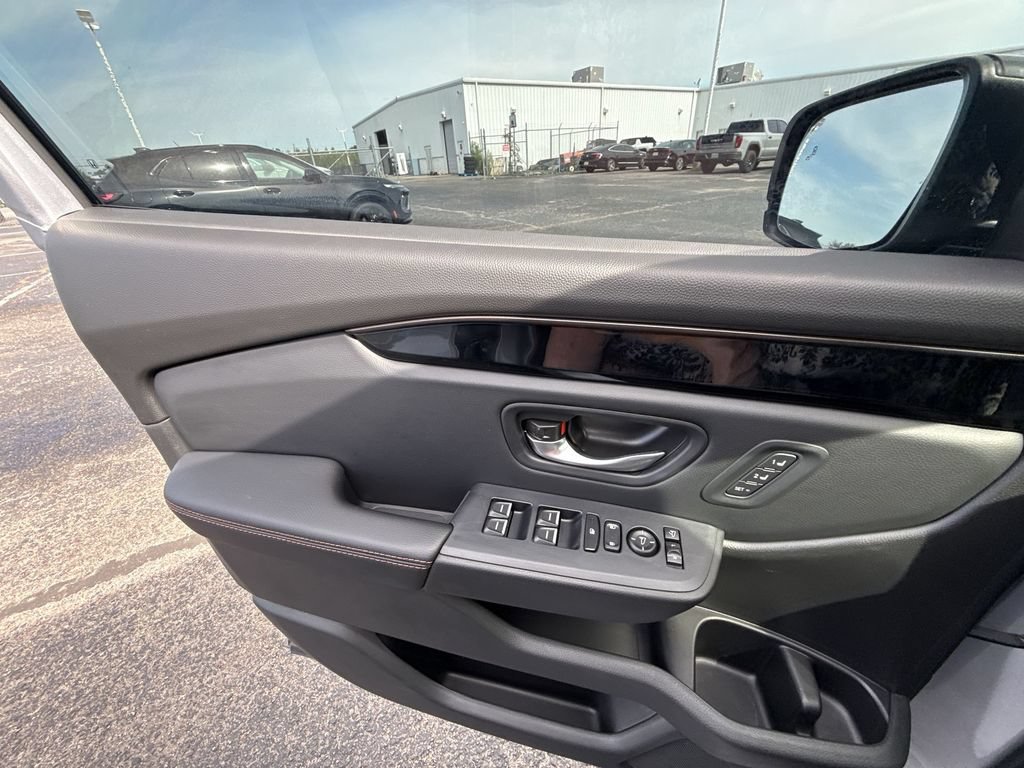 Used 2025 Honda Pilot TrailSport image 29