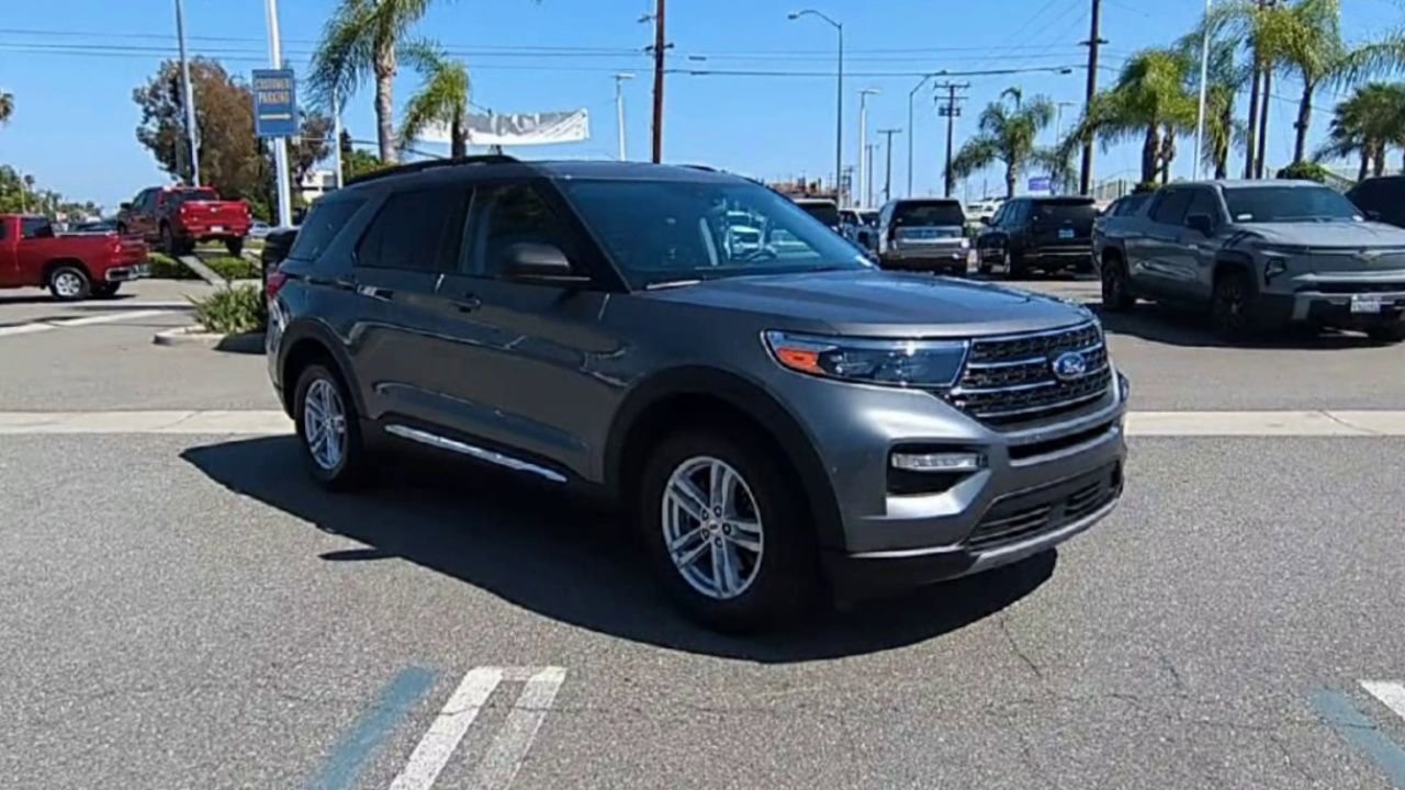 Used 2024 Ford Explorer XLT w/ Equipment Group 202A RWD image 2