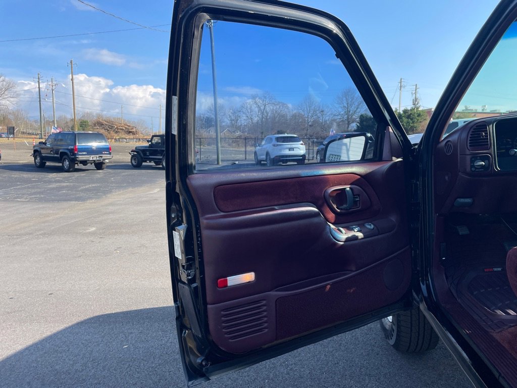 Used 1999 Chevrolet Tahoe 4WD 2-Door image 9