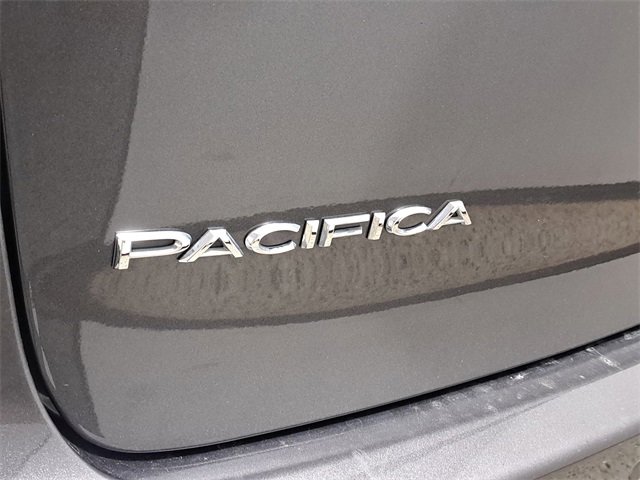 Used 2023 Chrysler Pacifica Touring-L image 9