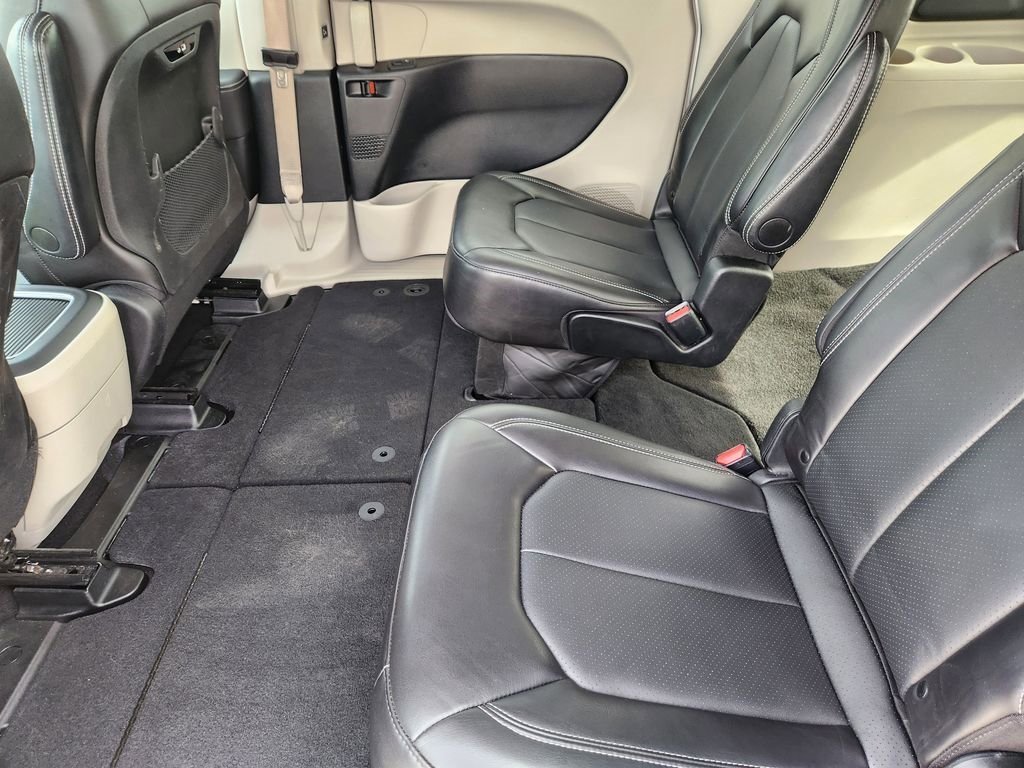 Used 2024 Chrysler Pacifica Touring-L image 29