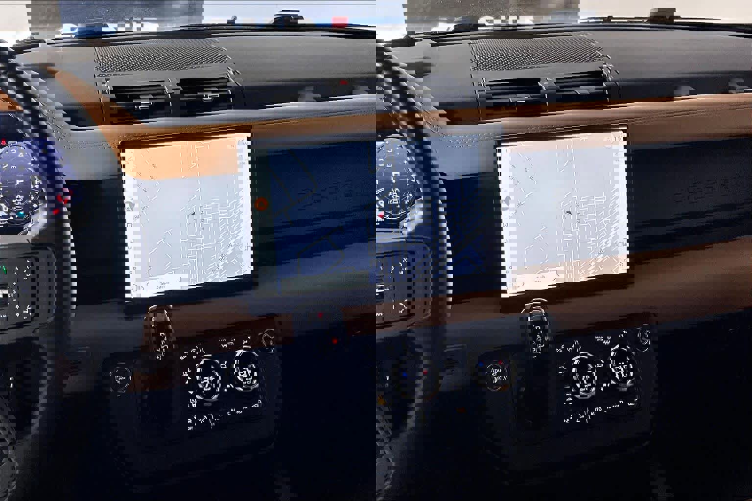 Used 2024 Land Rover Defender 130 X-Dynamic SE image 7