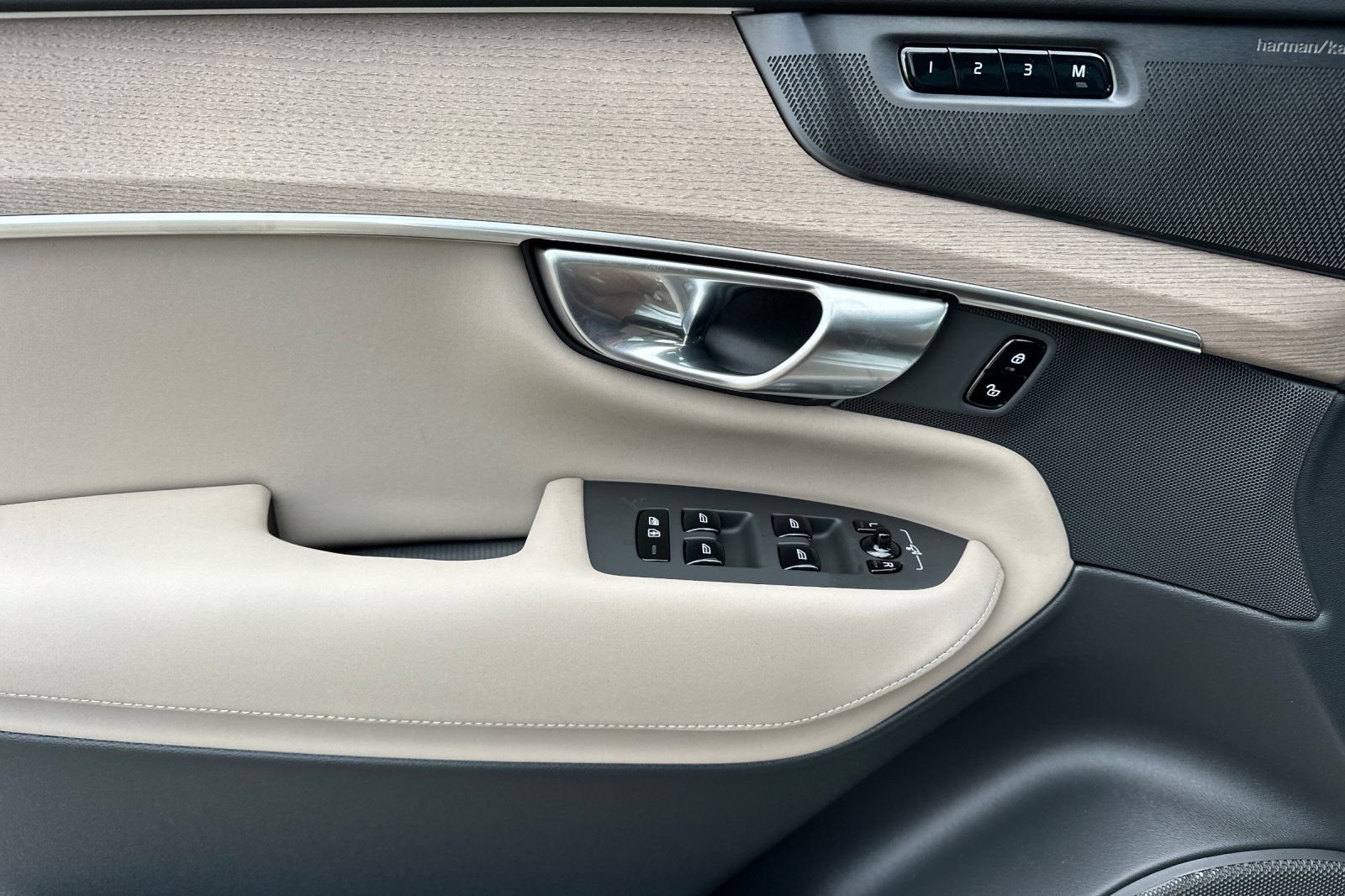 New 2026 Volvo XC90 B6 Ultra w/ Protection Package image 14