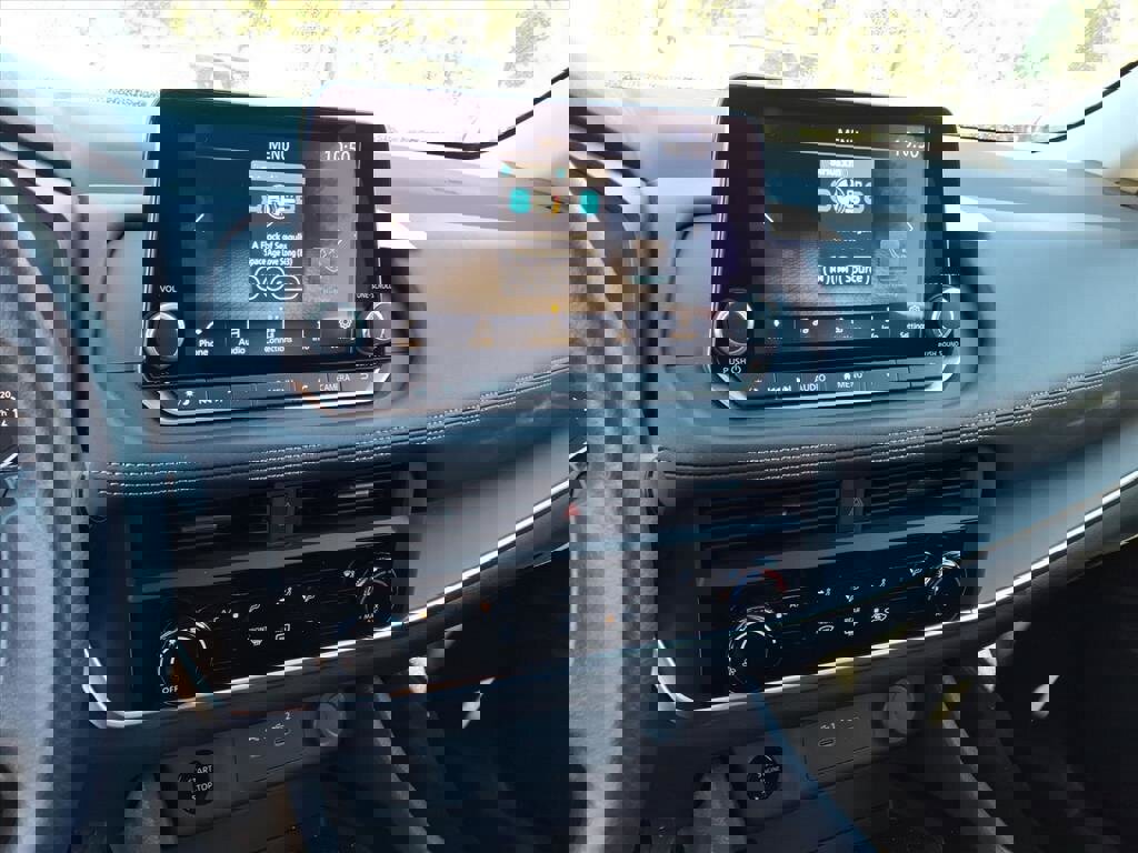 Used 2025 Nissan Rogue S image 8