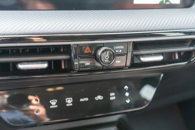 Certified 2025 Nissan Kicks SR image 27