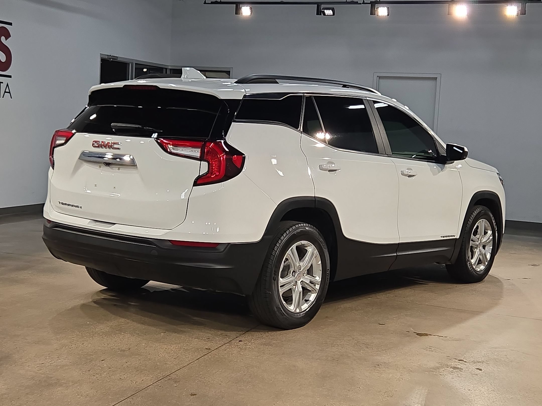 Used 2022 GMC Terrain SLE w/ Driver Convenience Package FWD image 7