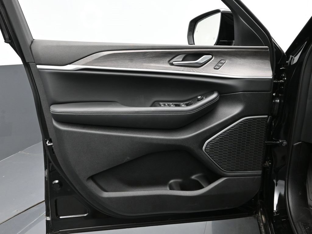 Used 2025 Jeep Grand Cherokee Limited 4xe image 9