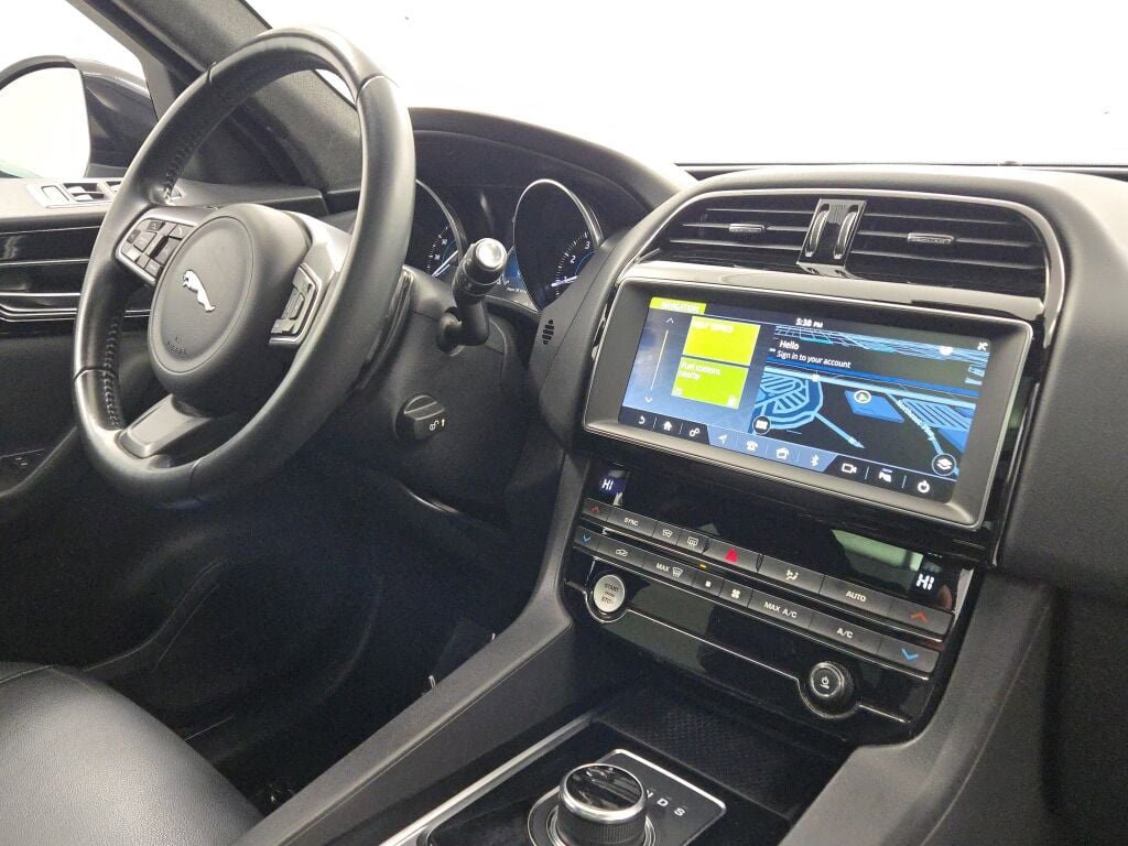 Used 2019 Jaguar F-PACE Premium image 9