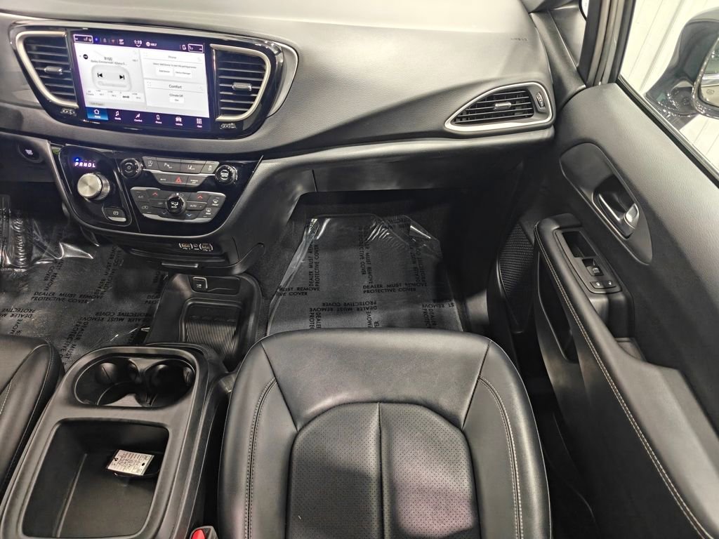 Used 2025 Chrysler Pacifica Select image 24